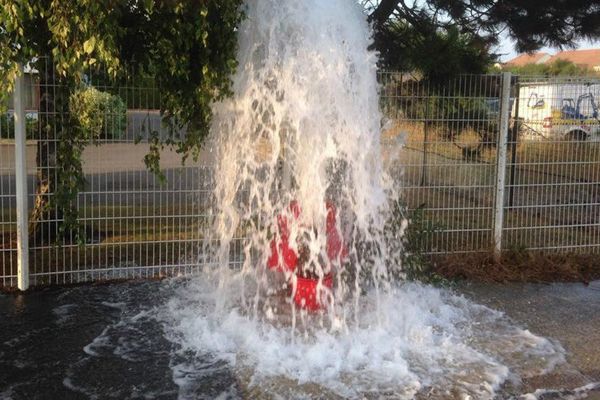 Une bouche à incendie ouverte qui devient un geyser. Une image qui agace et inquiète les pompiers.