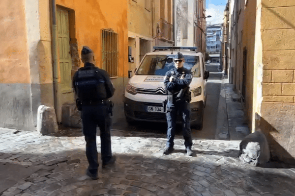 Dans la rue du Four des Chaines, supermarché de la drogue à ciel ouvert en centre-ville de Perpignan, les policiers municipaux ont remplacé les guetteurs : 4 agents se relaient 7 jours sur 7, 24 heures sur 24. Objectif : étouffer le trafic