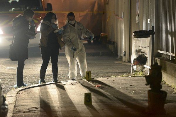 Les enquêteurs sur place devant le lycée lundi soir.