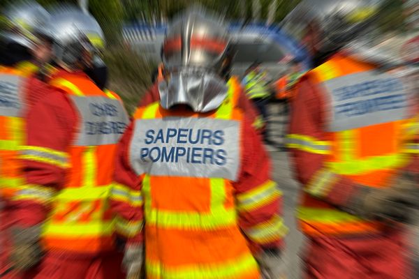 L'habitation a été complètement investie par les flammes que continuent de combattre une trentaine de sapeurs-pompiers du Lot-et-Garonne, équipés de trois lances, trois camions incendie, un gros-porteur d'eau et une grande échelle.