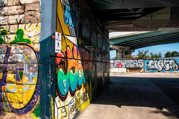 Un mur recouvert de graffiti au parc de la Villette