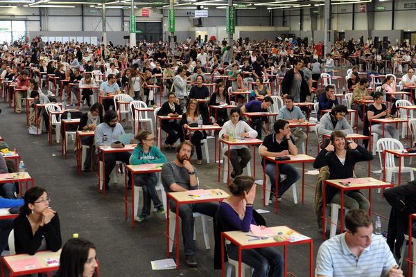 Cette photo d'étudiants en plein partiel ne se reproduira pas avant au moins mai. A cause du Coronavirus, la plupart des examens et concours sont reportés, annulés, ou se dérouleront en ligne.