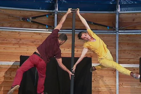 La compagnie Daraomaï présente son spectacle à la 17e édition du festival "Le Mans fait son cirque". Il pointe du doigt l'absurdité de notre rapport aux autres.