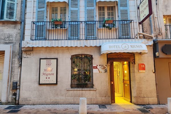 La façade de l'hôtel Mignon, 12 rue Joseph-Vernet, à Avignon.