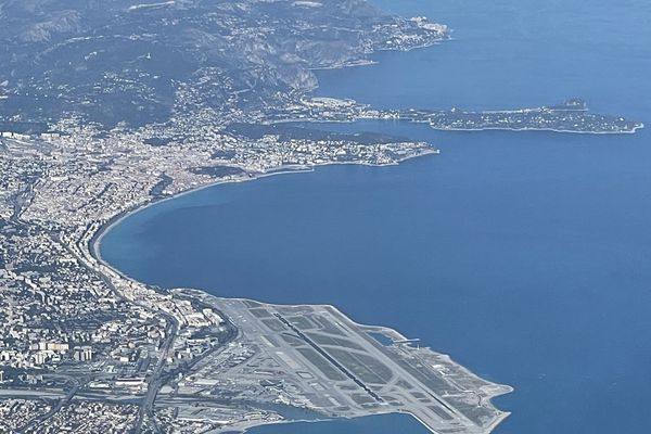 Plus de 90 destinations sont proposées au départ de l'aéroport Nice Côte d'Azur.  