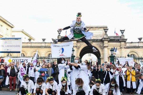 Les personnels hospitaliers ont manifesté mardi à Paris pour réclamer des moyens pour l’hôpital public