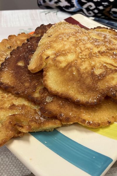 Les Äpfelkiechle d'Alphonsine Knaebel, saupoudrés de sucre et de cannelle.