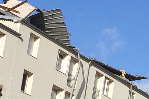 La tempête a soulevé la toiture de cet immeuble de Vesoul en Haute-Saône