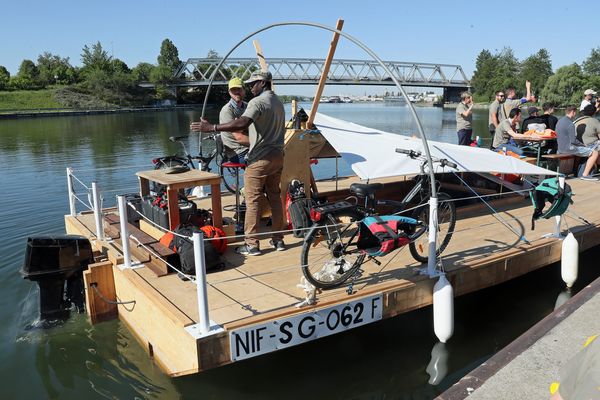 Le bateau Utopia House lors de son départ à Mulhouse