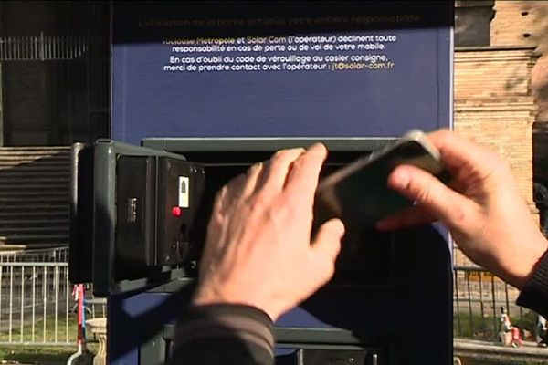 La borne de recharge Totem peut réalimenter jusqu'à 9 téléphones. 