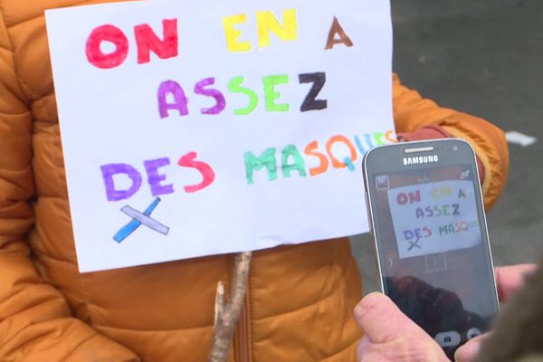 Pancarte de manifestants anti-masque réunis sur la place du Théâtre, samedi après-midi 14 novembre 2020.