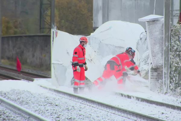 Le camion transportait de l'amidon qui s'est renversé sur les voies.