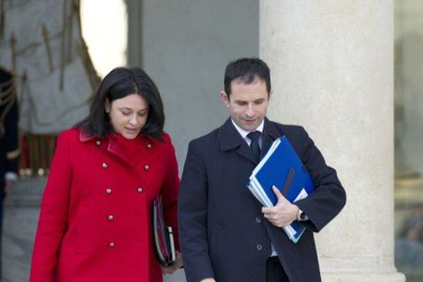 Silvia Pinel et Benoît Hamon sortant côte à côte du Palais de l'Elysée en mars 2014.