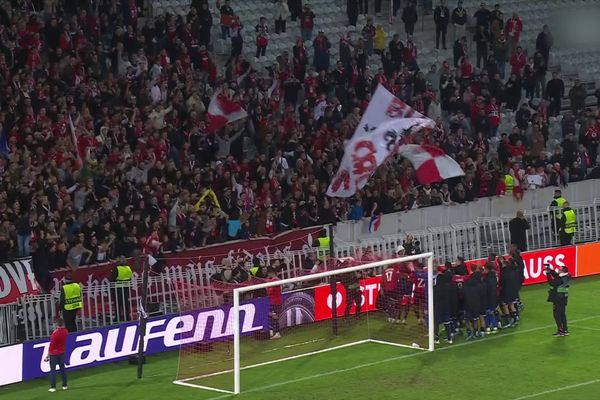 Les joueurs du LOSC, à la fête avec leur public au Stade Pierre Mauroy.