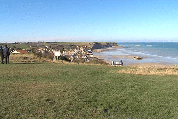 Sur les falaises d'Arromanches, les premiers touristes commencent à arriver 