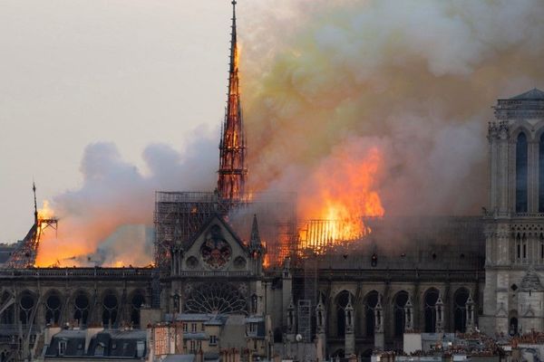 L'horloge se trouvait sous la flèche qui a entièrement brûlée lors de l'incendie, le 15 avril.