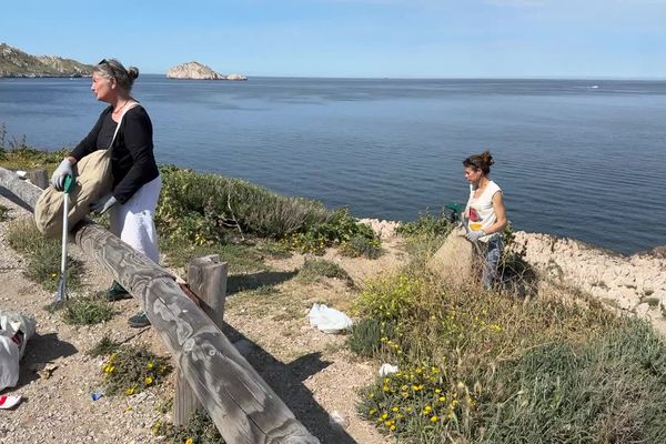 Sur la route des Goudes à Marseille, les déchets jonchent le sol, abandonnés par les spectateurs de la flamme olympique.