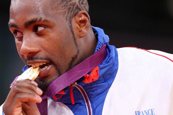 Teddy Riner et sa médaille d'or, lors des JO de Londres en 2012.