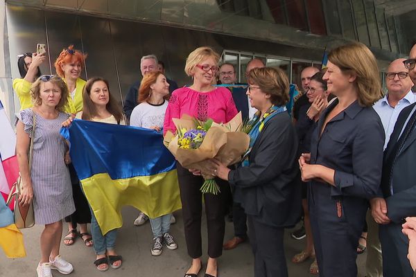 En soutien à Kharkiv, ville jumelle de Lille, la municipalité de la Ville nordiste et l’association Portail de l’Ukraine ont déposé une gerbe sur le pont Kharkiv.