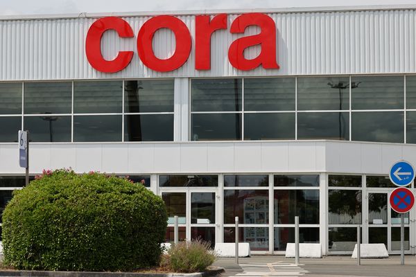 En France, les 60 hypermarchés Cora vont passer sous la bannière Carrefour d'ici à la fin 2024.