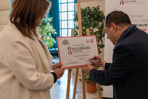 Le président d’Elus Locaux Contre le Sida et adjoint à la Maire de Paris, Jean-Luc ROMERO-MICHEL a remis le label "Ville engagée contre le Sida" à Michèle Rubirola.