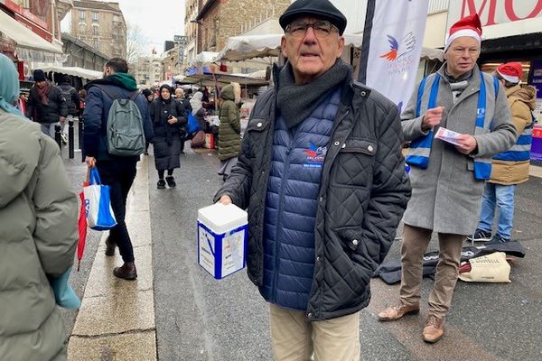 Des bénévoles du Secours populaire sur le marché d'Aubervilliers.