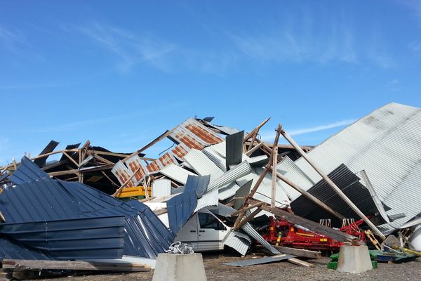 Le hangar s'est écroulé sur le matériel agricole.