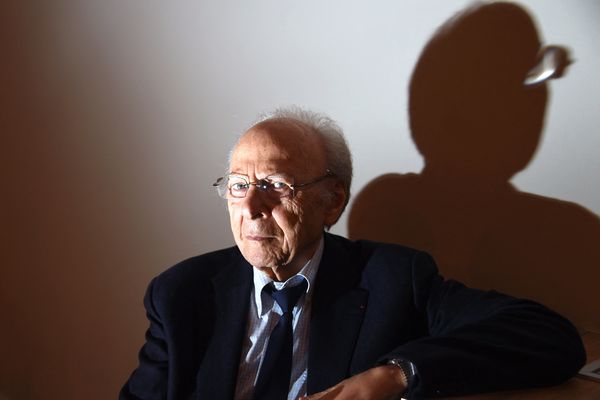 Henri Borlant, arrêté et déporté à Auschwitz à 15 ans, pose à Paris le 15 janvier 2015