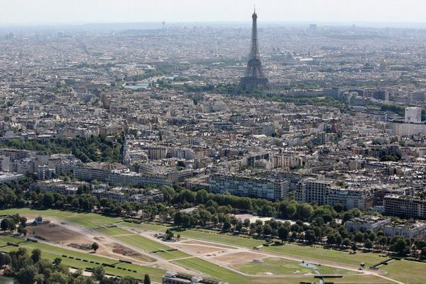 Au premier plan, l'hippodrome de Longchamp où sera installé le grand plateau télévisé du 29e téléthon. 