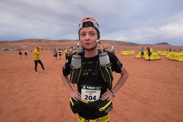 Atteint de la mucoviscidose et greffé des deux poumons, Alexandre Allain, 29 ans, a terminé le Marathon des Sables, au Maroc, le 17 octobre 2024.