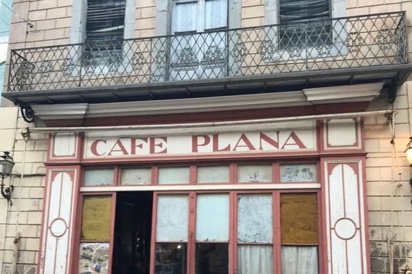 La devanture du café Plana à Olonzac.