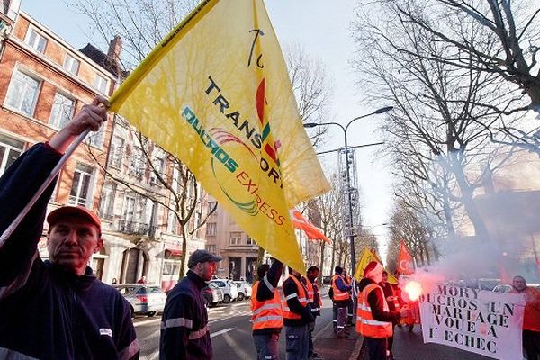 19/12/2013 : Les salariés du transporteur Mory Ducros, en redressement judiciaire depuis le 26 novembre, organisent une opération escargo ce jeudi matin entre Douai et Lille. Arrivee devant la prefecture de Lille