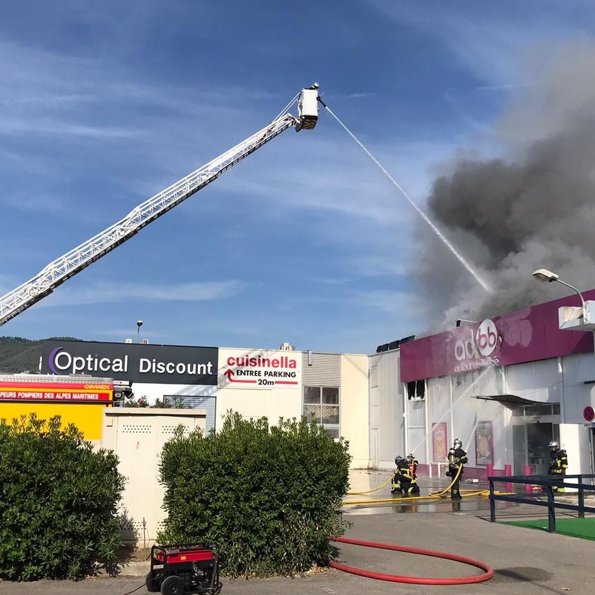 Video Cannes Un Incendie S Est Declare Dans Un Magasin De La Zone Commerciale Des Tourrades