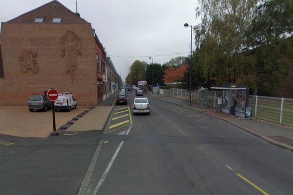 Le chauffard a percuté la patrouille de police à l'angle de la Grande-Rue et de la rue d'Avelghem à Roubaix.