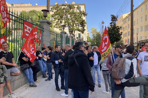 À l'appel lancé par l’intersyndicale CGT-FO-FSU, environ 100 personnes se sont rassemblées contre la vie chère ce mardi devant la préfecture d'Ajaccio.