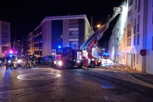 Les sapeurs-pompiers se sont affairés à éteindre le feu et sécuriser les habitants.