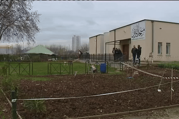 Les faits se sont déroulés devant la mosquée du quartier de Fonbarlette à Valence.