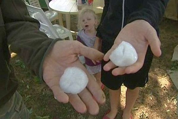 Des grêlons pesant jusqu'à 70 grammes se sont abattus  sur la région de Cuisery, dans la Bresse louhannaise, en Saône-et-Loire, mardi 7 juillet 2015.