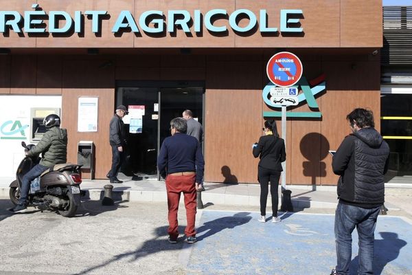 La file d'attente devant le Crédit agricole du quartier des Salines à Ajaccio, le 4 avril.