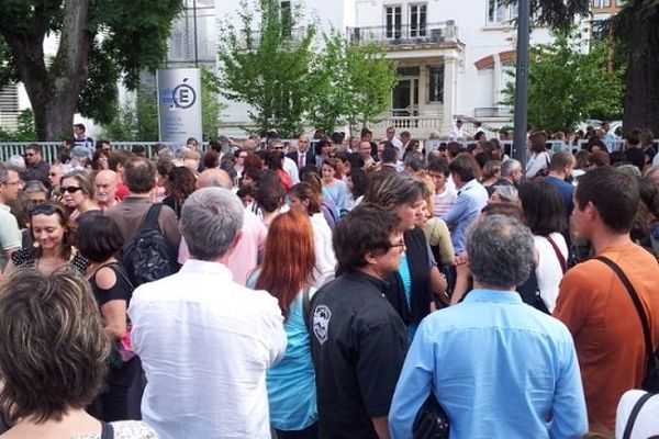 Rassemblement devant le bâtiment de l'académie en hommage à leur collègue assassinée