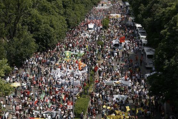 A Milan, le cortège était précédé d'une pancarte "Ensemble sans murs" 