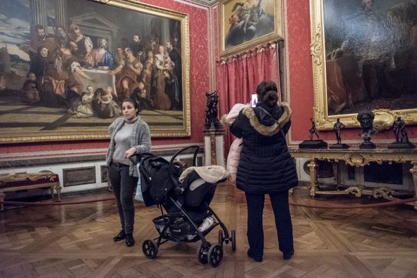 Une poussette, lors d'une visite du château de Versailles organisée par la Croix-rouge en 2016