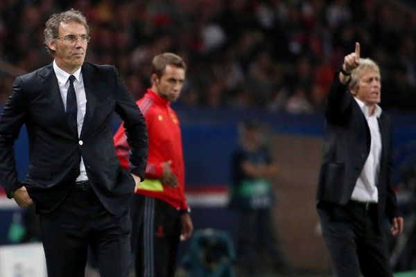 Laurent Blanc devant le banc parisien pendant le match de Ligue des Champions opposant le PSG à Benfica au Parc des Princes (victoire de Paris 3-0)