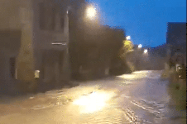 Après de forte pluies dans le sud de la Manche, l'eau s'est déversée à Rothon, causant l'inondation de plusieurs routes, mercredi 16 octobre 2024.