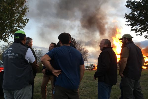 Les agriculteurs se sont retrouvés à Poitiers-Nord pour allumer un grand feu et laisser ainsi voir leur colère.