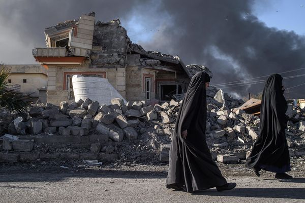 Deux femmes marchent au milieu des ruines à Al Qayyarah au sud de Mossoul (Irak) en novembre 2016.