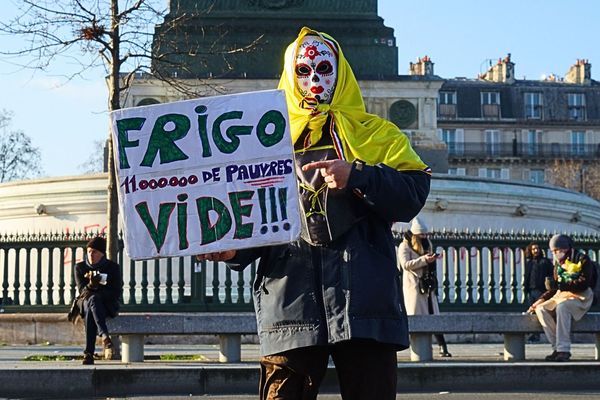 Selon l’INSEE, 14,5 % de la population en France métropolitaine vivait en situation de pauvreté en 2022.