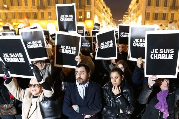 Plusieurs centaines de personnes se sont rassemblées à Nice