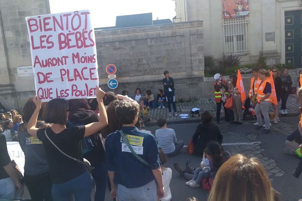 23 mai 2019. Grève à Tours du personnel de la petite enfance, 160 personnes manifestent devant la préfecture d'Indre-et-Loire 