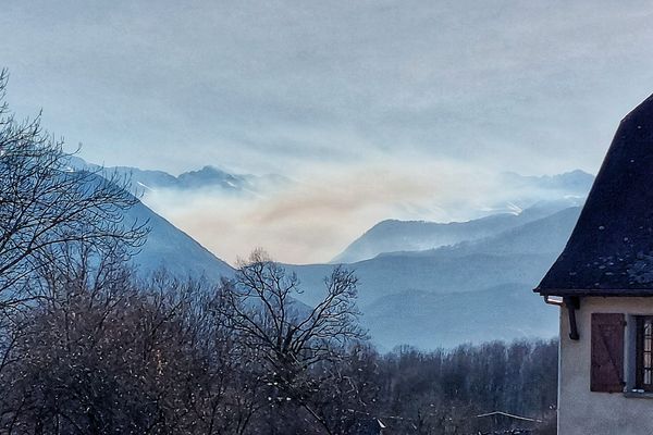 Les fumées des écobuages envahissent les vallées des Hautes-Pyrénées depuis une dizaine de jours.